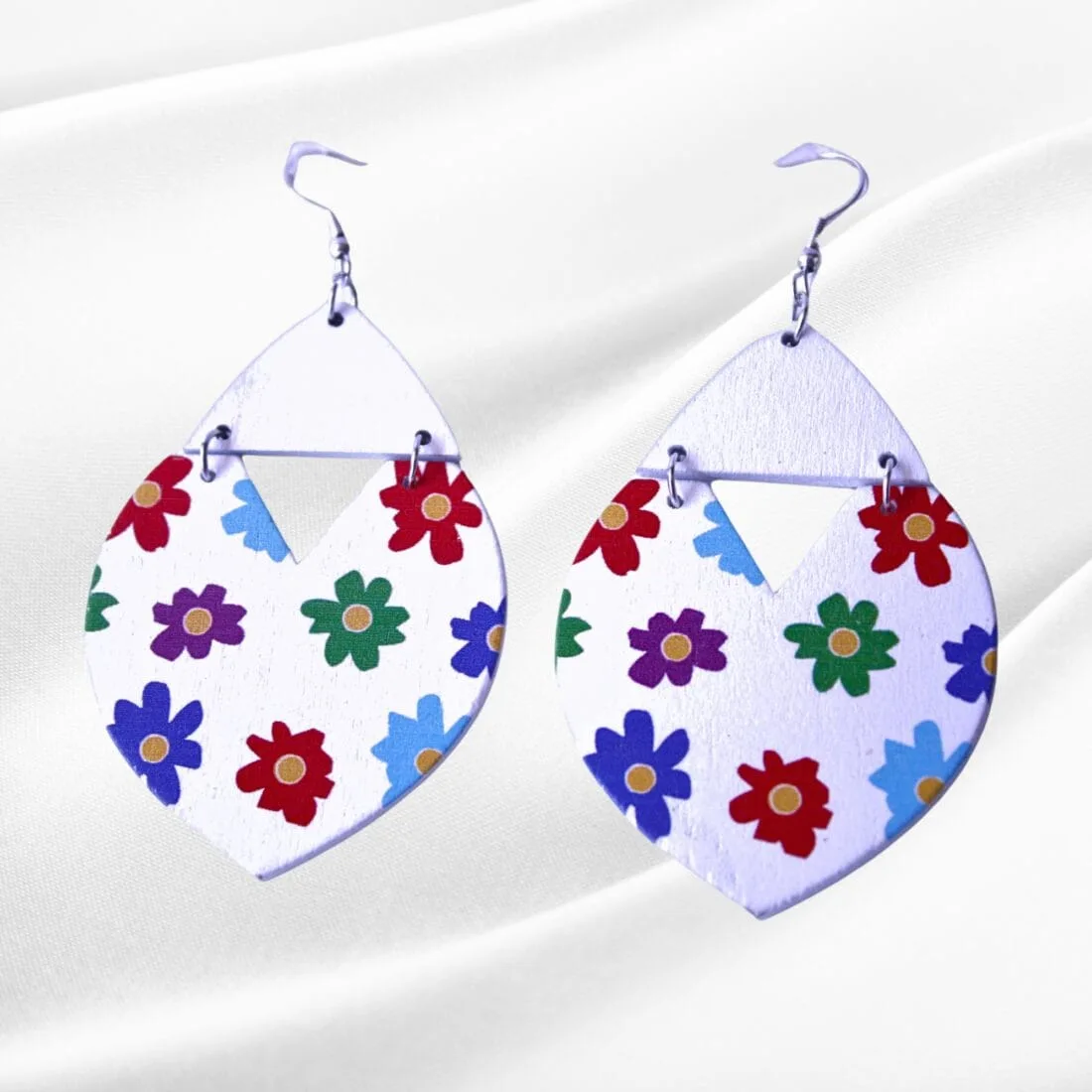 White Floral Leaf Shape Earrings - Image 3