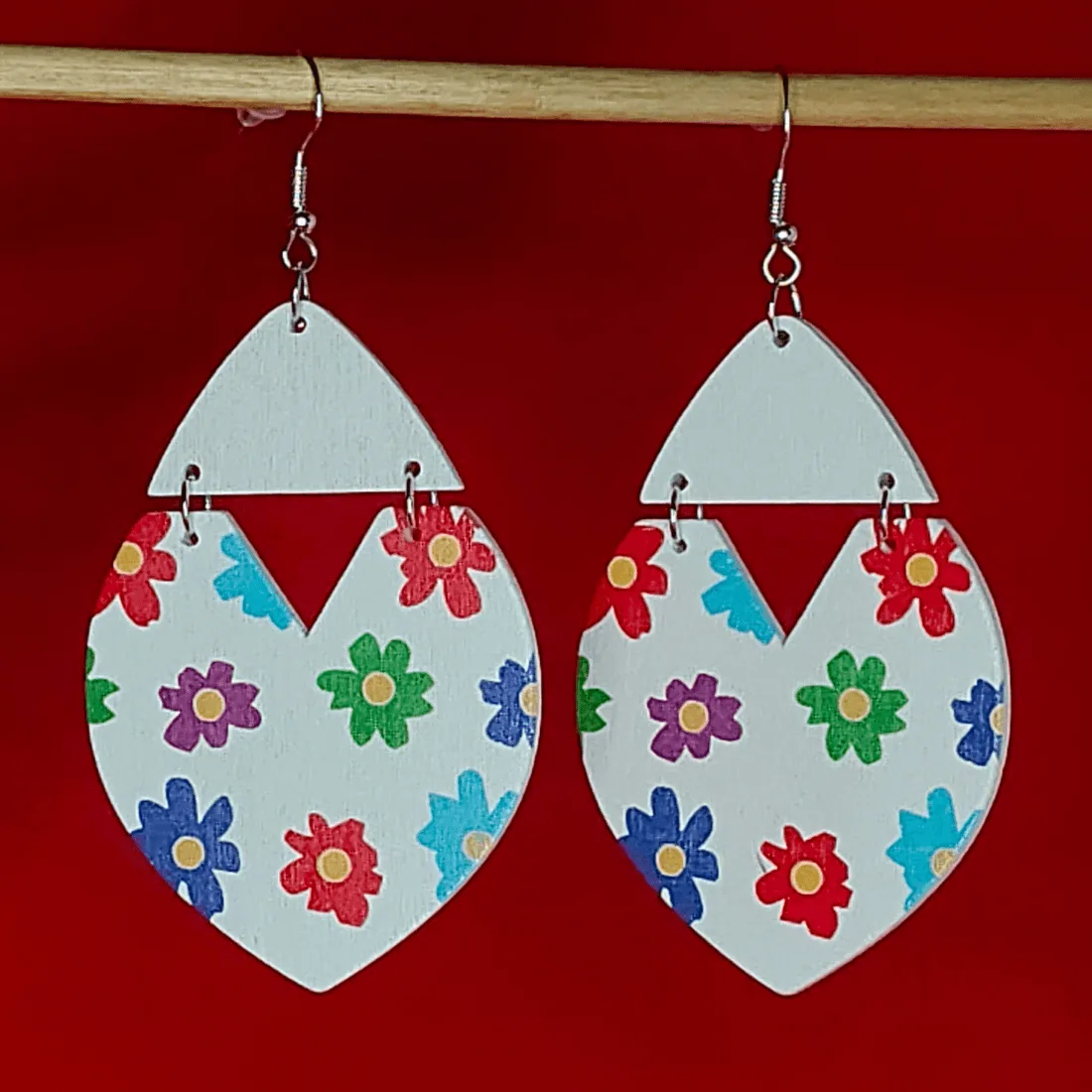 White Floral Leaf Shape Earrings - Image 5